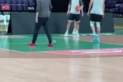 今晚需要你们的发挥！杜锋亲自指导宏远内线众将